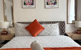 Luton Lodge - Newly Renovated Ideal For Short Stay, Close To Airport Train Station, Free Parking Off Street , Luxury Comfort In Low Price