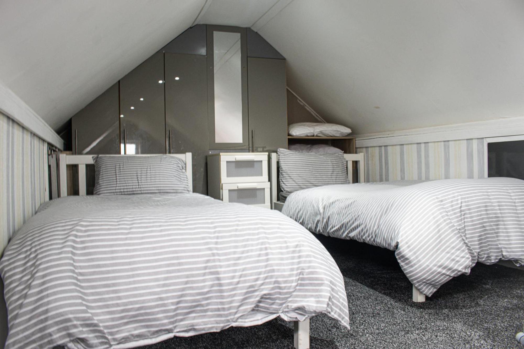 Luton Lodge - Newly Renovated Ideal For Short Stay, Close To Airport Train Station, Free Parking Off Street , Luxury Comfort In Low Price Exterior photo