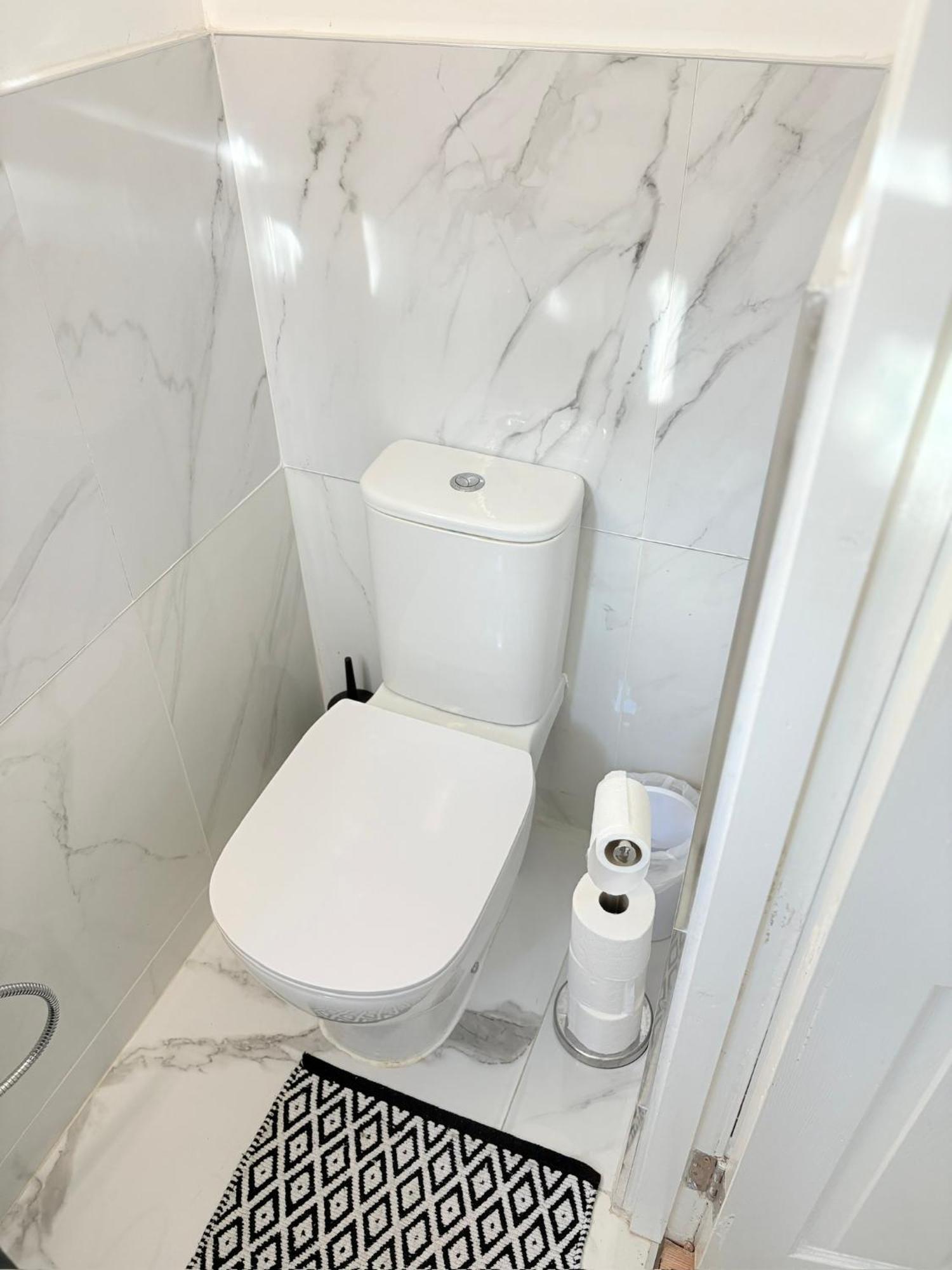 Luton Lodge - Newly Renovated Ideal For Short Stay, Close To Airport Train Station, Free Parking Off Street , Luxury Comfort In Low Price Exterior photo
