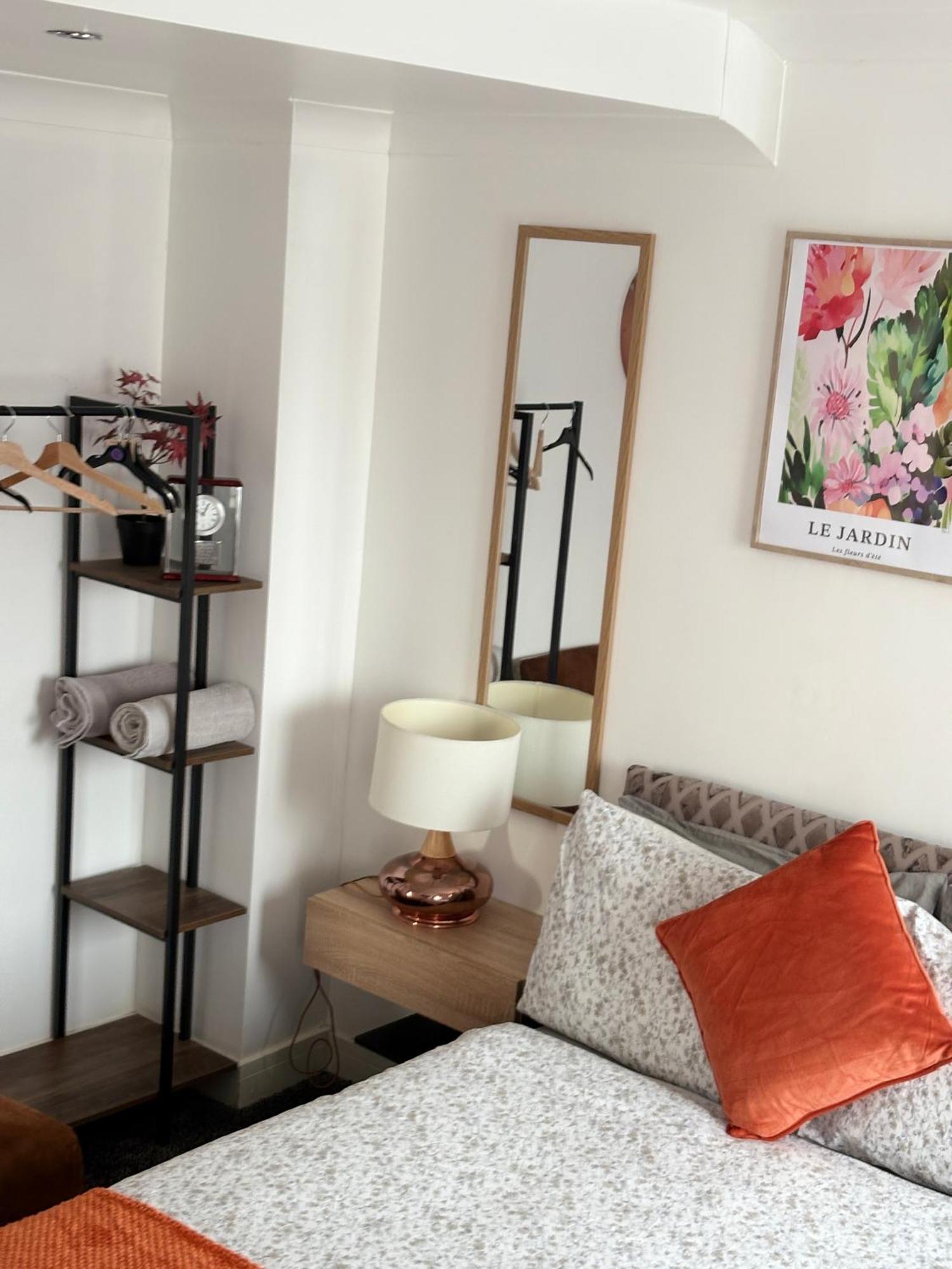 Luton Lodge - Newly Renovated Ideal For Short Stay, Close To Airport Train Station, Free Parking Off Street , Luxury Comfort In Low Price Exterior photo