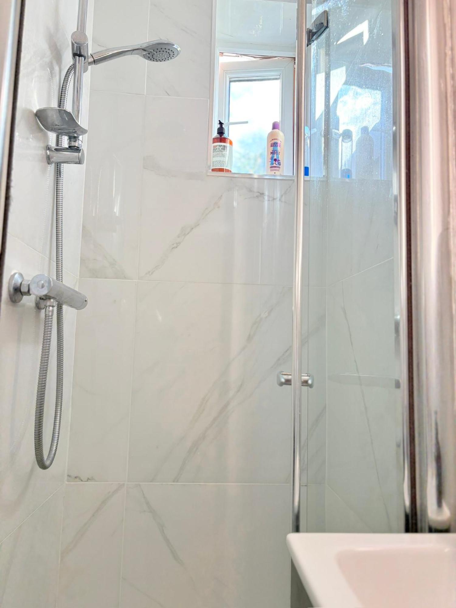 Luton Lodge - Newly Renovated Ideal For Short Stay, Close To Airport Train Station, Free Parking Off Street , Luxury Comfort In Low Price Exterior photo