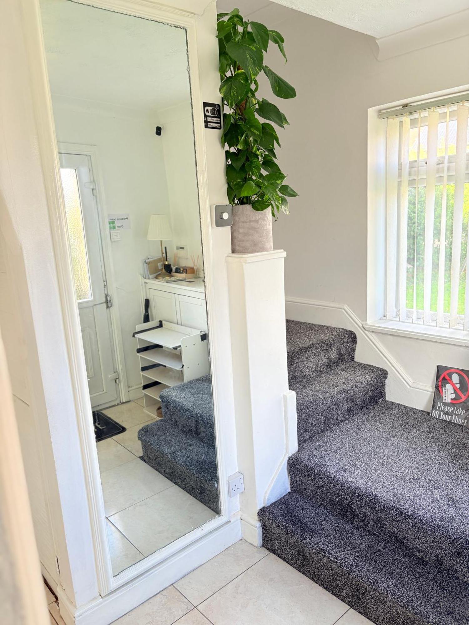 Luton Lodge - Newly Renovated Ideal For Short Stay, Close To Airport Train Station, Free Parking Off Street , Luxury Comfort In Low Price Exterior photo