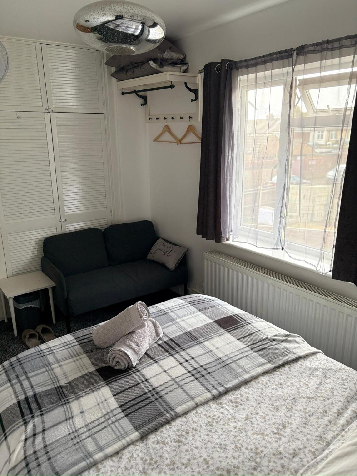 Luton Lodge - Newly Renovated Ideal For Short Stay, Close To Airport Train Station, Free Parking Off Street , Luxury Comfort In Low Price Exterior photo