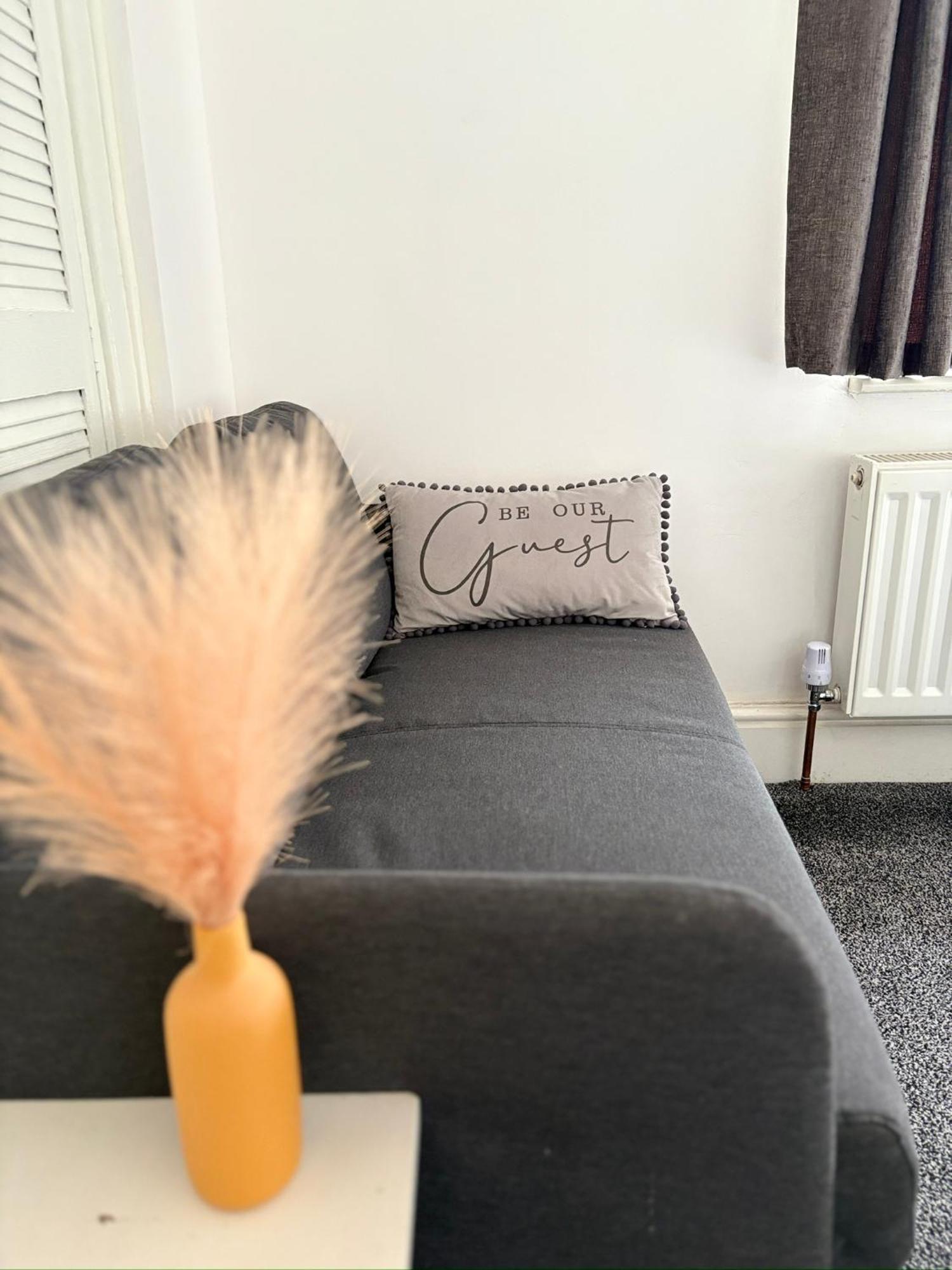 Luton Lodge - Newly Renovated Ideal For Short Stay, Close To Airport Train Station, Free Parking Off Street , Luxury Comfort In Low Price Exterior photo