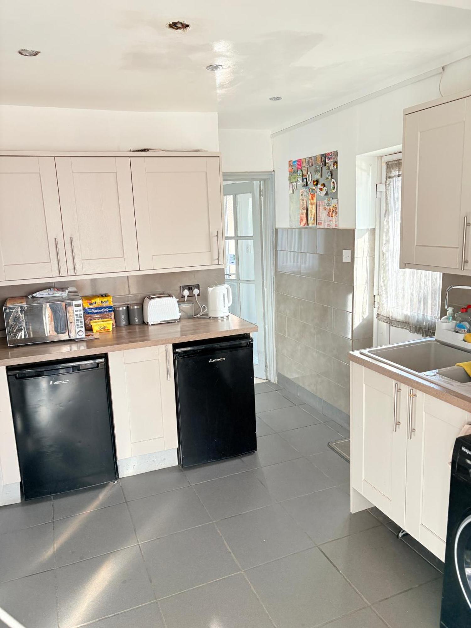 Luton Lodge - Newly Renovated Ideal For Short Stay, Close To Airport Train Station, Free Parking Off Street , Luxury Comfort In Low Price Exterior photo