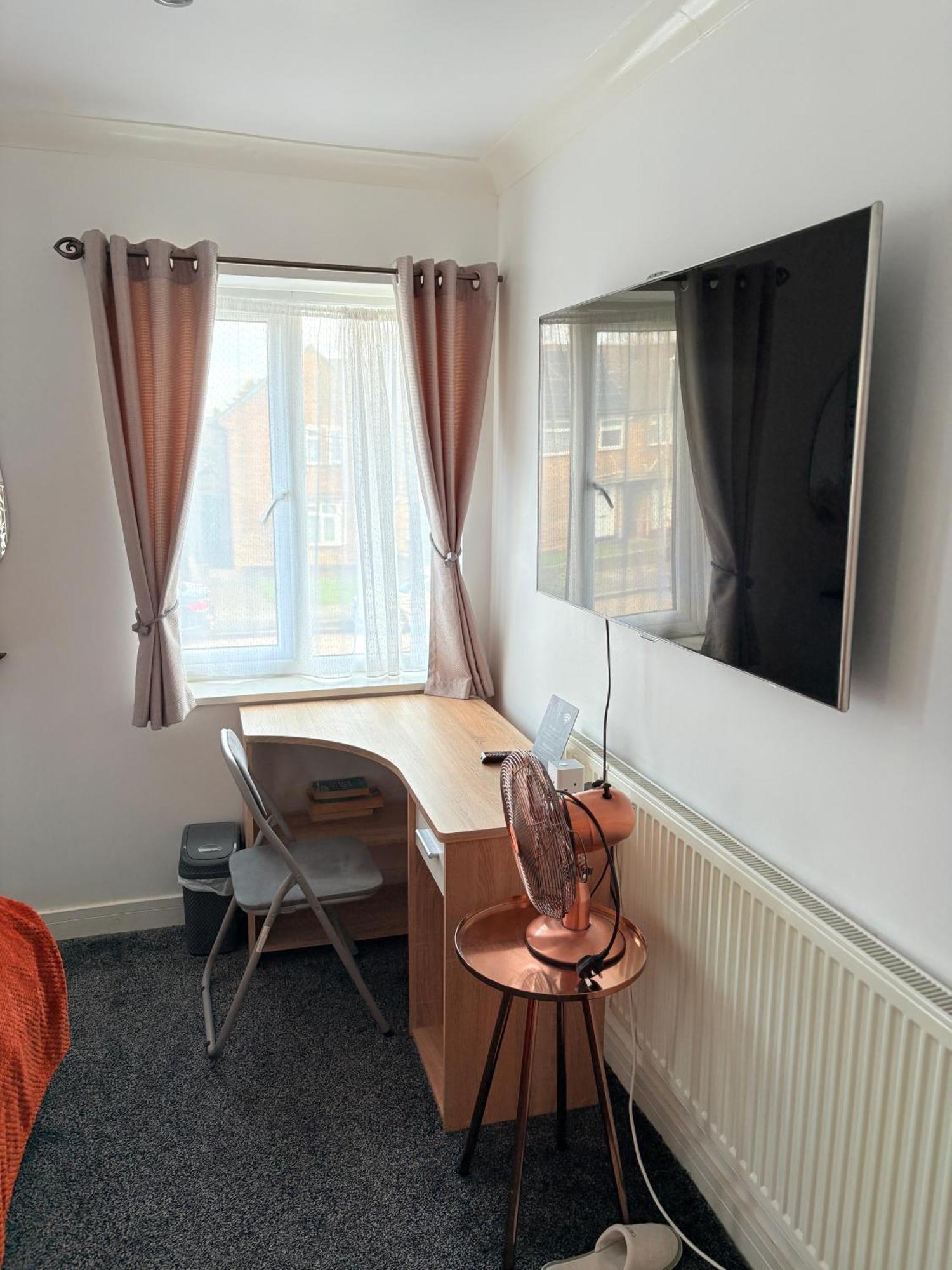 Luton Lodge - Newly Renovated Ideal For Short Stay, Close To Airport Train Station, Free Parking Off Street , Luxury Comfort In Low Price Exterior photo