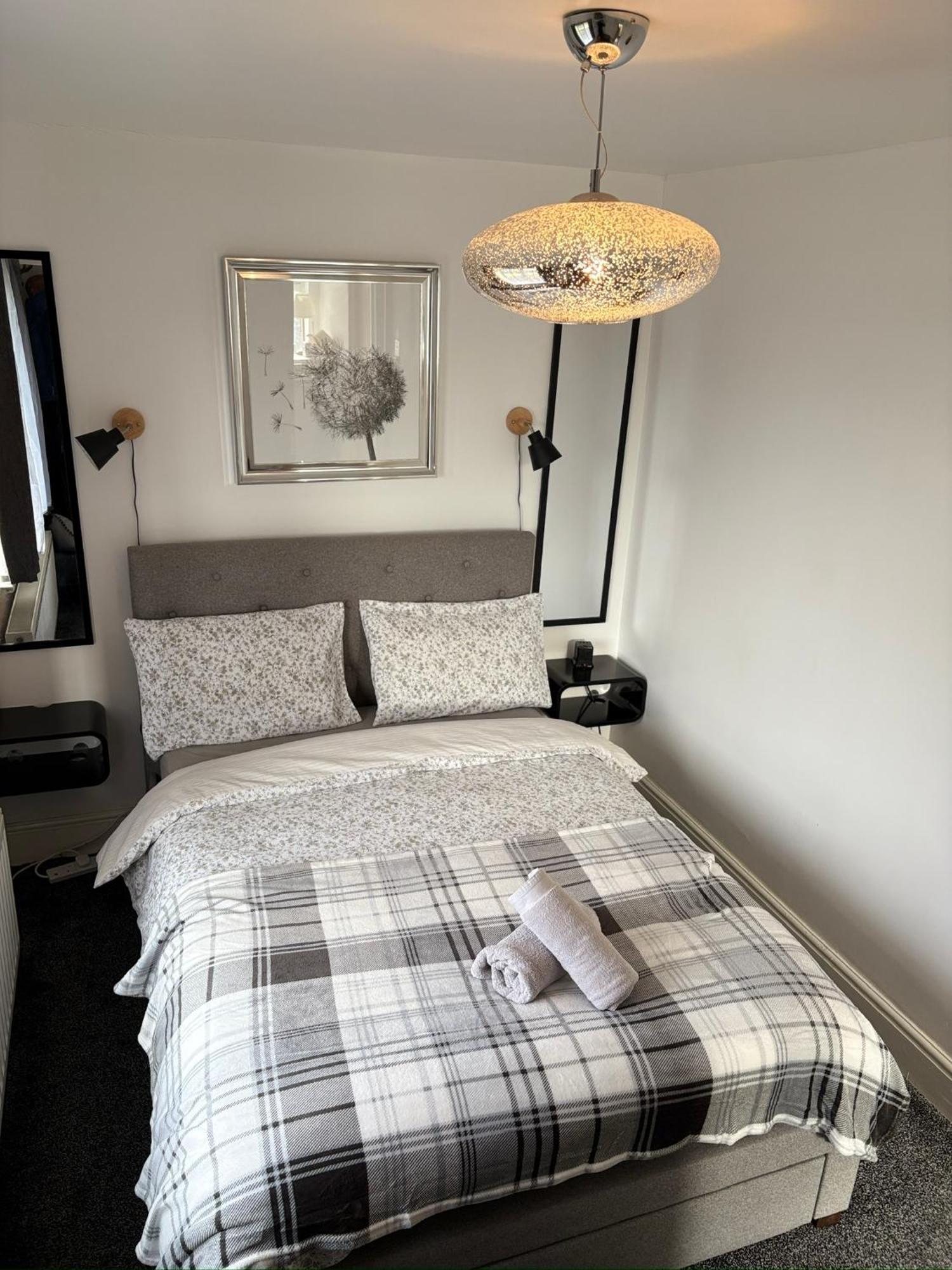 Luton Lodge - Newly Renovated Ideal For Short Stay, Close To Airport Train Station, Free Parking Off Street , Luxury Comfort In Low Price Exterior photo